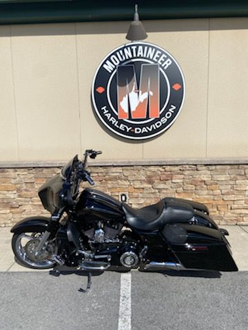 2015 Harley-Davidson CVO™ Street Glide® in Morgantown, West Virginia - Photo 2