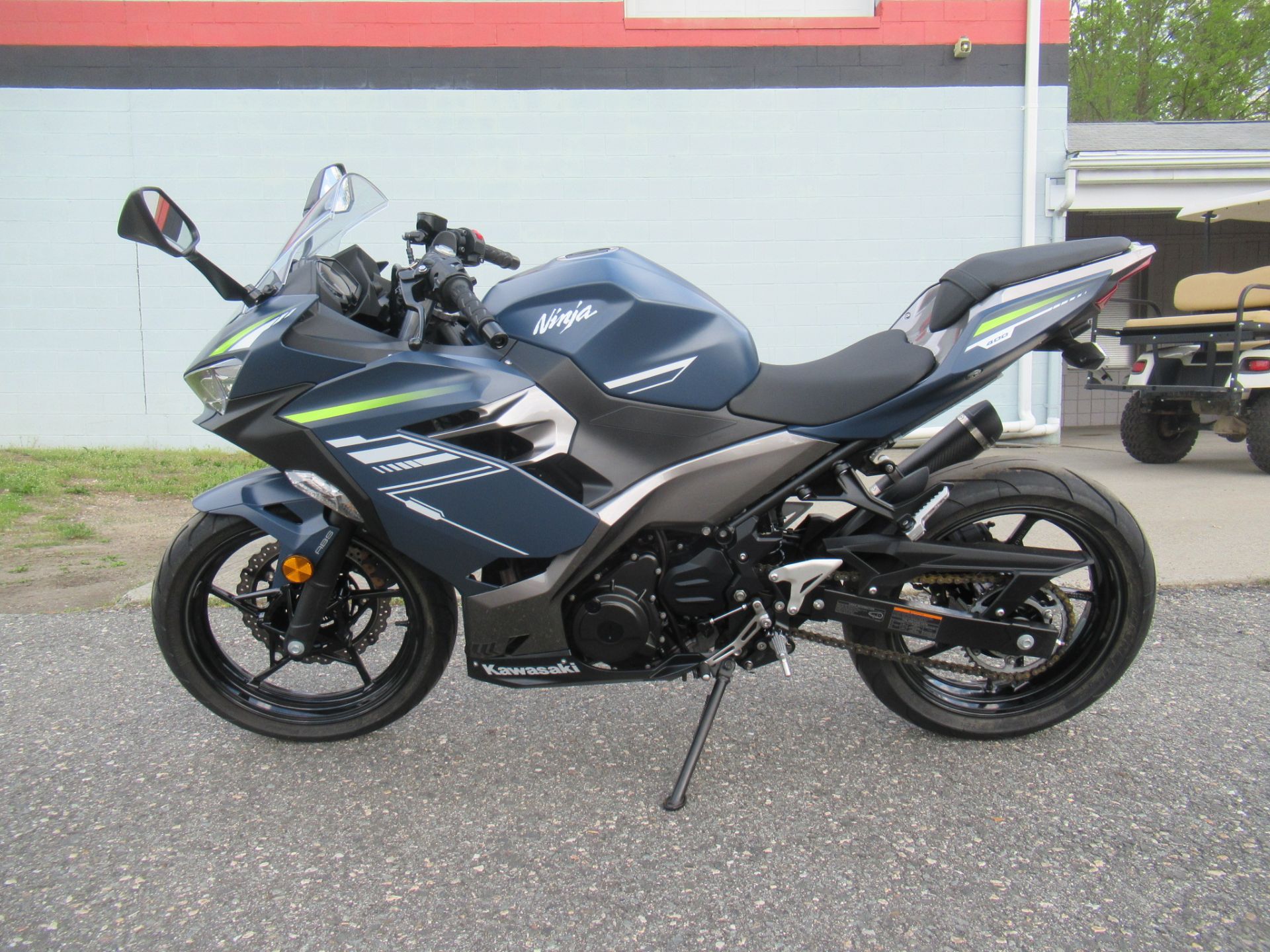 2022 Kawasaki Ninja 400 ABS in Springfield, Massachusetts - Photo 6