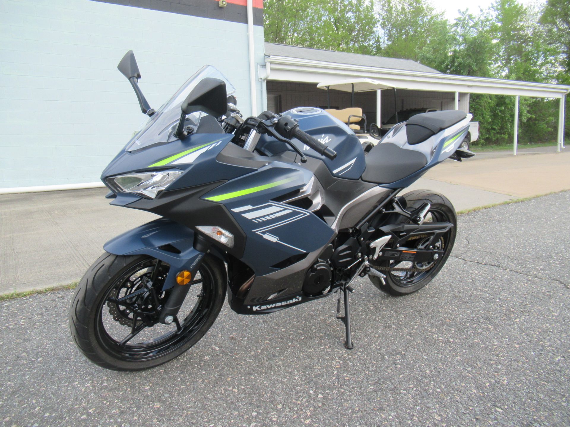 2022 Kawasaki Ninja 400 ABS in Springfield, Massachusetts - Photo 7