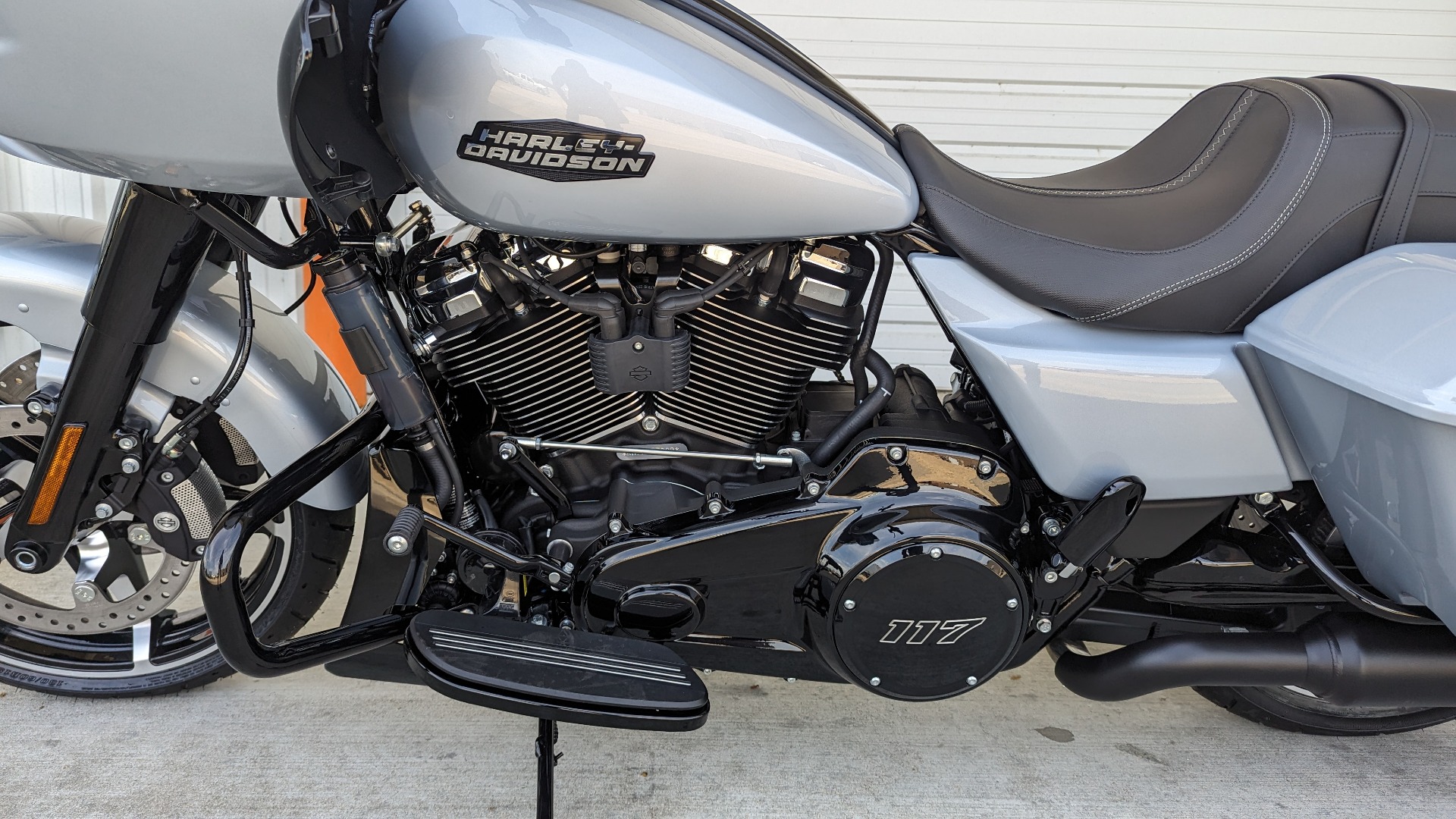 new 2024 harley davidson road glide in atlas silver and black for sale in texas - Photo 7
