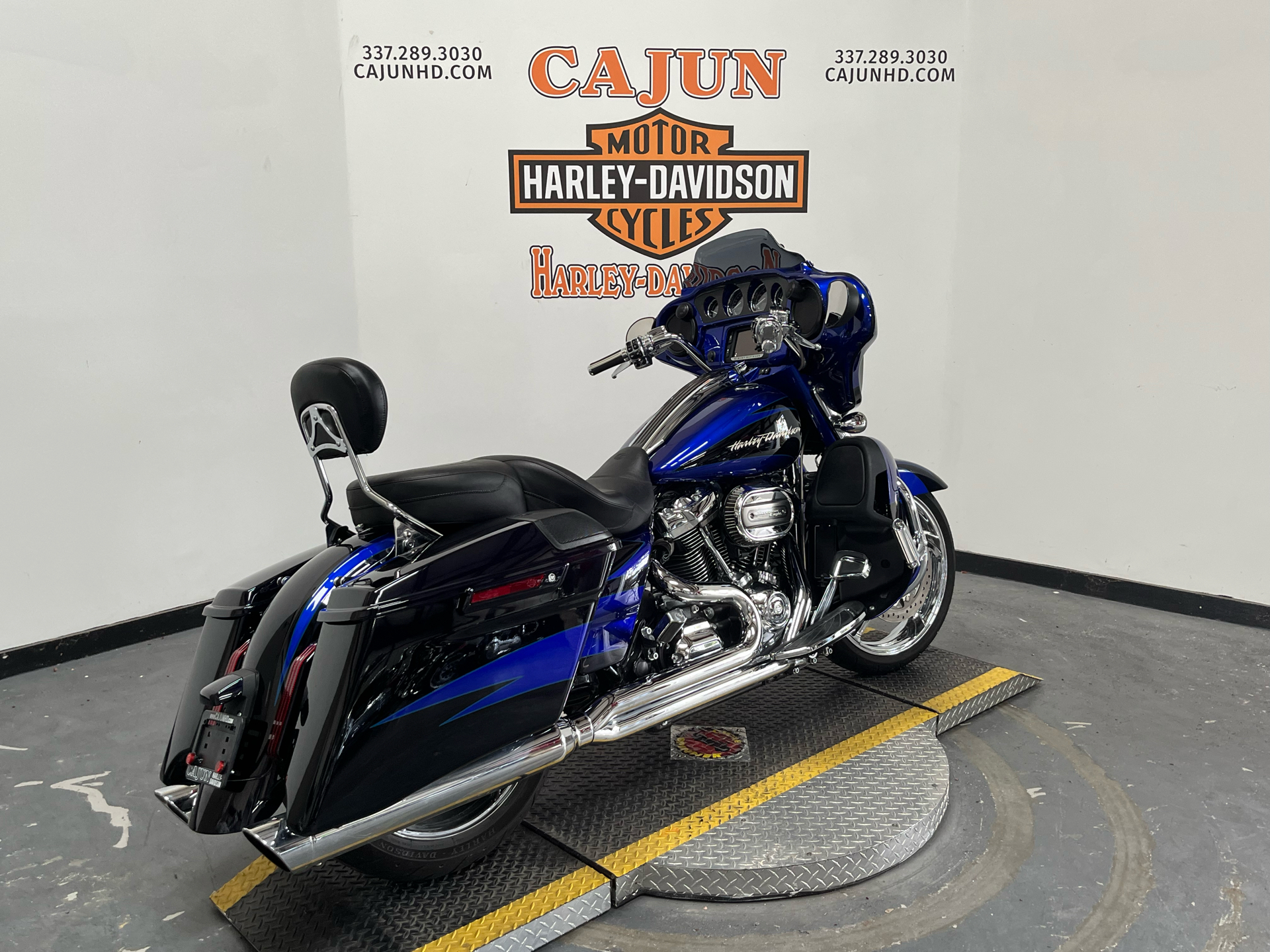 2017 Harley-Davidson CVO™ Street Glide® in Scott, Louisiana - Photo 7