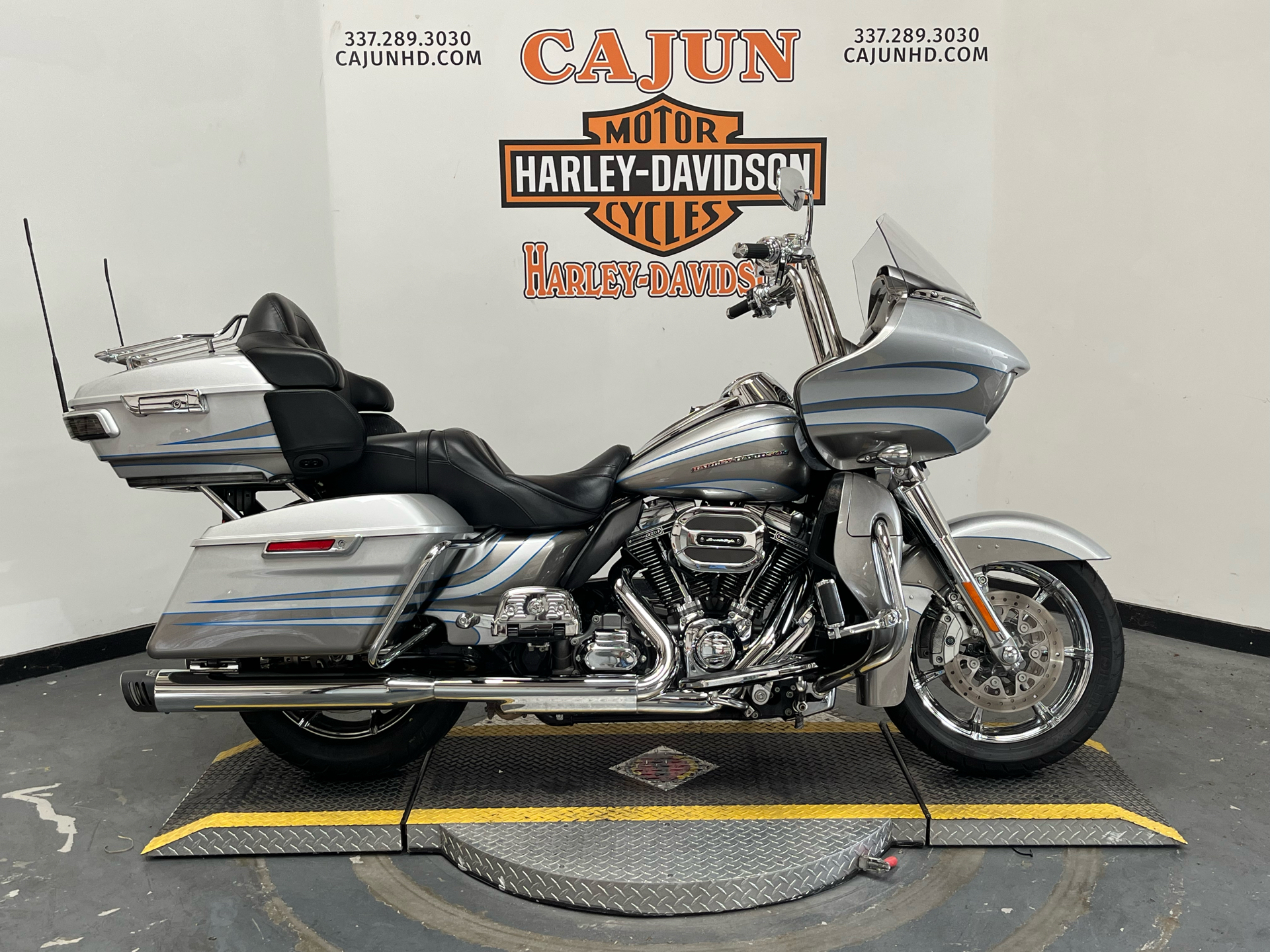 2016 Harley-Davidson CVO™ Road Glide™ Ultra in Scott, Louisiana - Photo 1