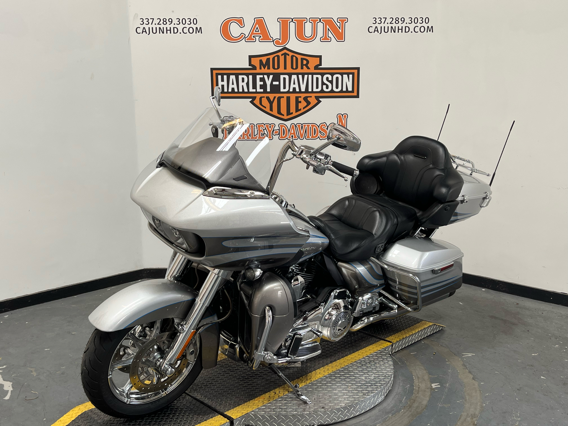 2016 Harley-Davidson CVO™ Road Glide™ Ultra in Scott, Louisiana - Photo 6