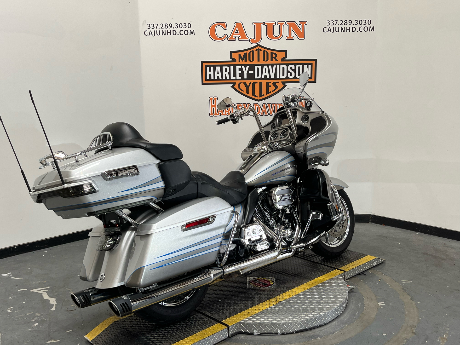 2016 Harley-Davidson CVO™ Road Glide™ Ultra in Scott, Louisiana - Photo 8