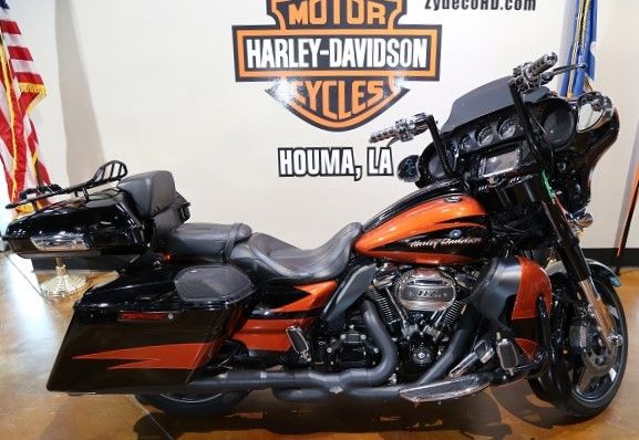 2017 Harley-Davidson CVO™ Street Glide® in Houma, Louisiana - Photo 2