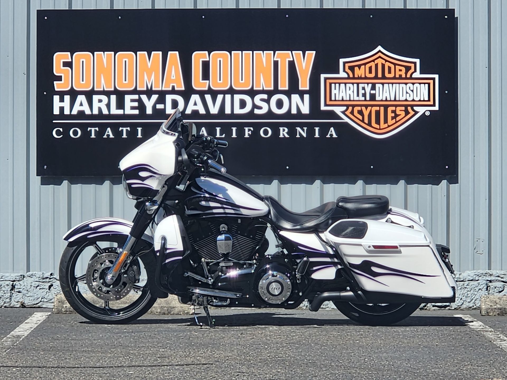2016 Harley-Davidson CVO™ Street Glide® in Cotati, California - Photo 3