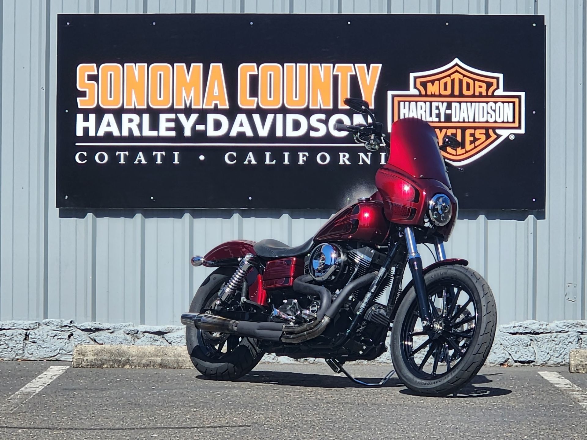 2015 Harley-Davidson Dyna Street Bob in Cotati, California - Photo 2