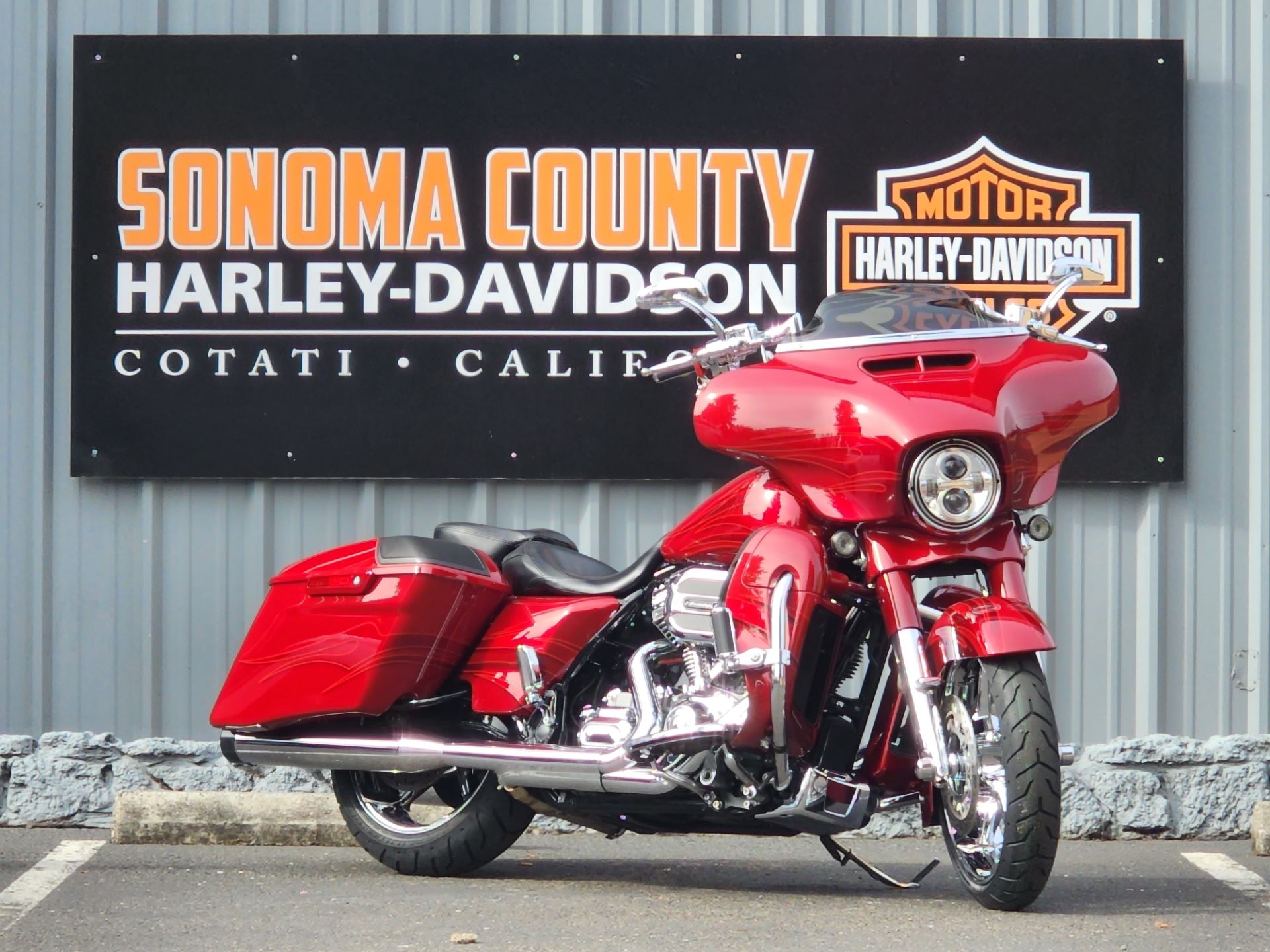 2016 Harley-Davidson CVO™ Street Glide® in Cotati, California - Photo 2