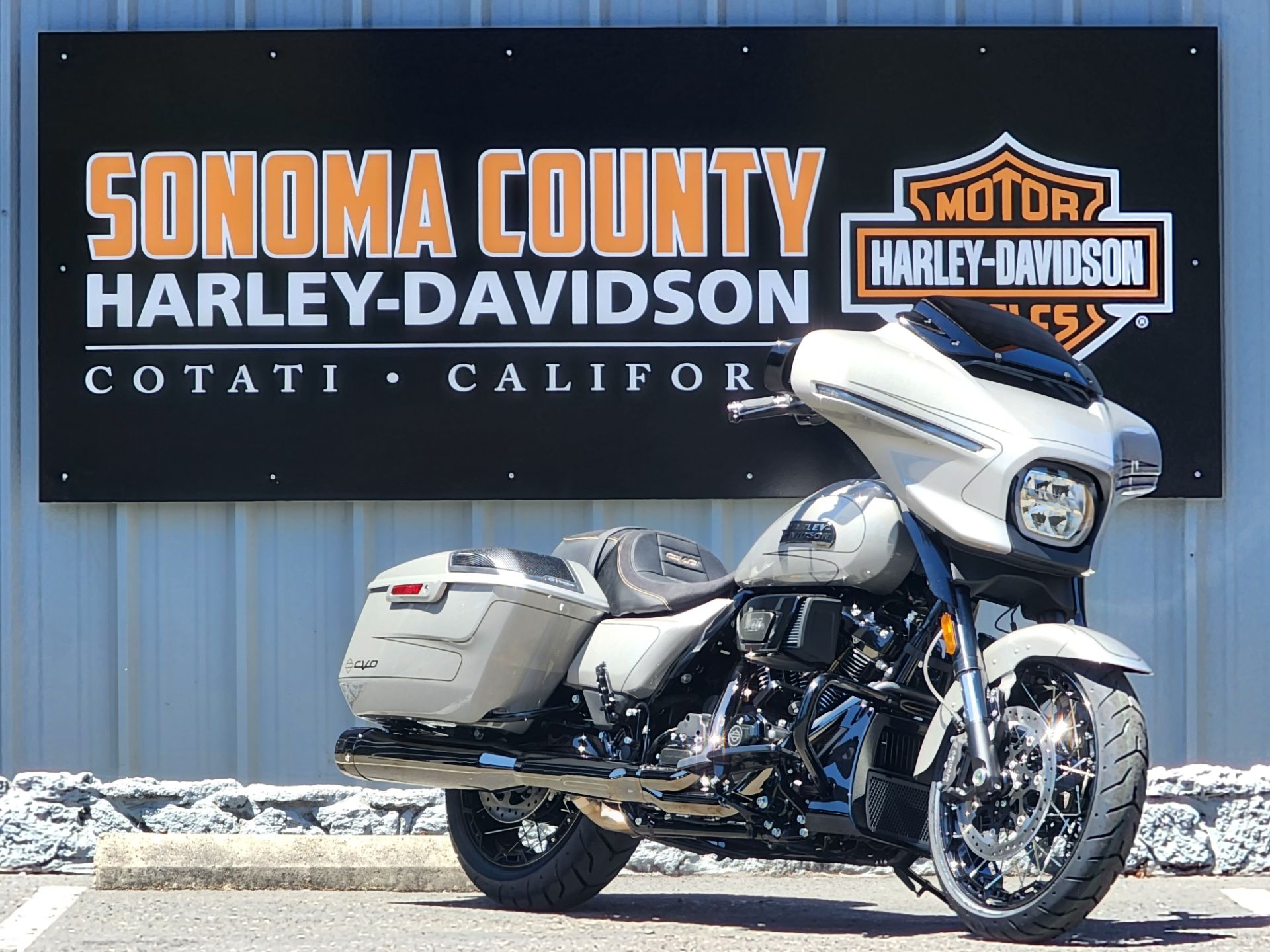 2023 Harley-Davidson CVO™ Street Glide® in Cotati, California - Photo 2