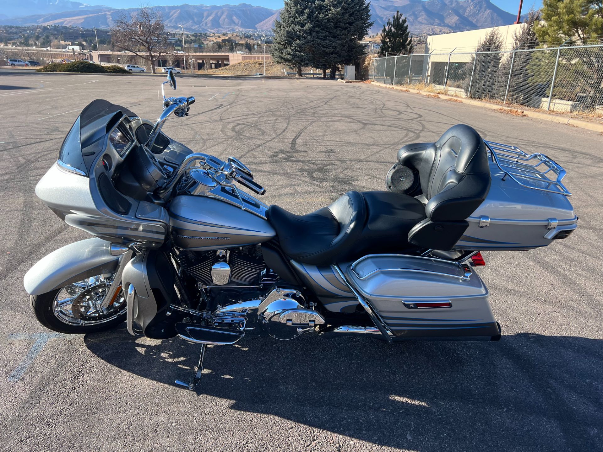 2016 Harley-Davidson CVO™ Road Glide™ Ultra in Colorado Springs, Colorado - Photo 5