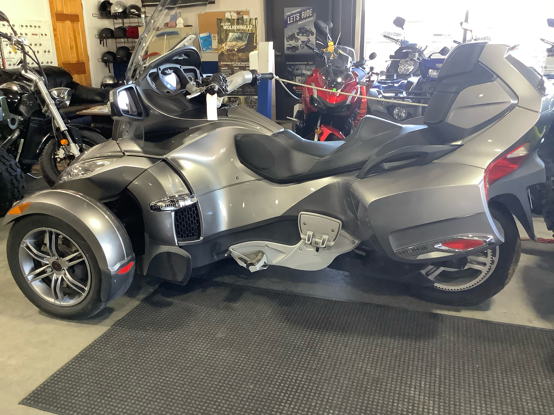 2012 Can-Am Spyder® RT Audio & Convenience SM5 in Lewiston, Maine - Photo 2