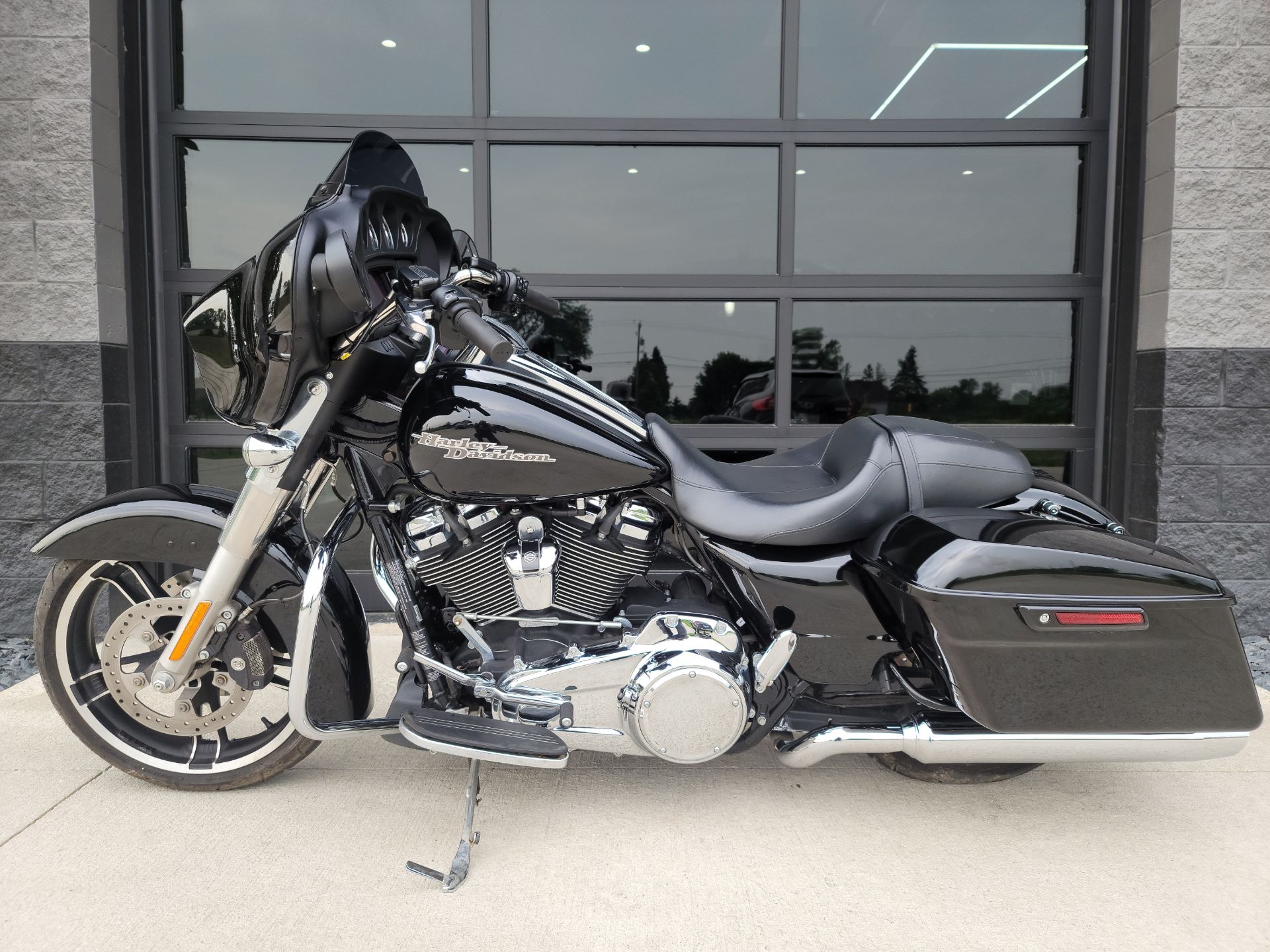 2019 Harley-Davidson Street Glide® in Kenosha, Wisconsin - Photo 2