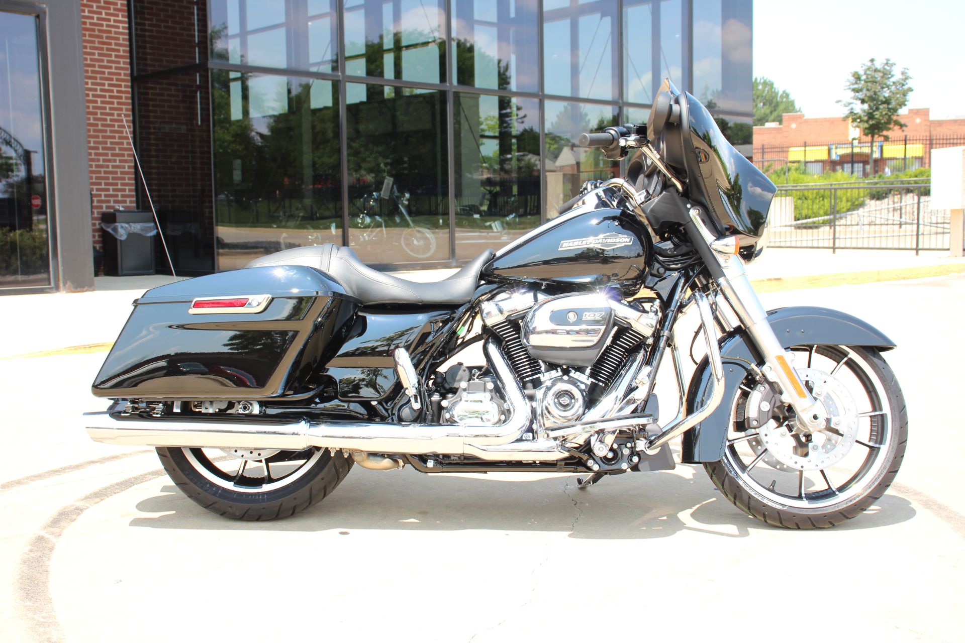 2022 Harley-Davidson Street Glide® in Flint, Michigan - Photo 2