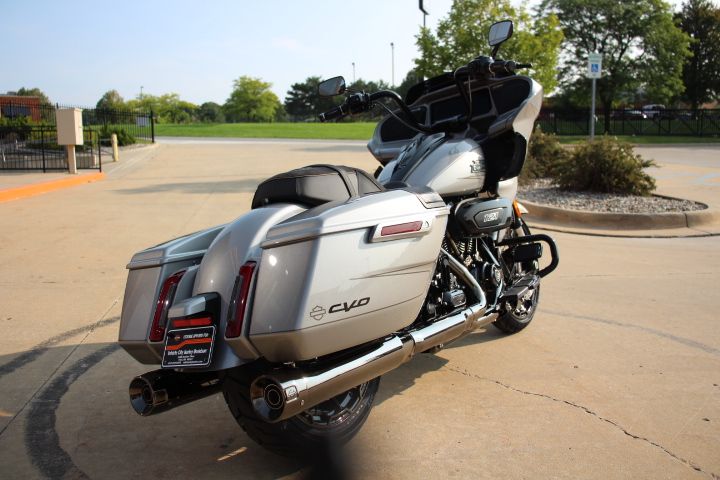 2023 Harley-Davidson CVO™ Road Glide® in Flint, Michigan - Photo 6