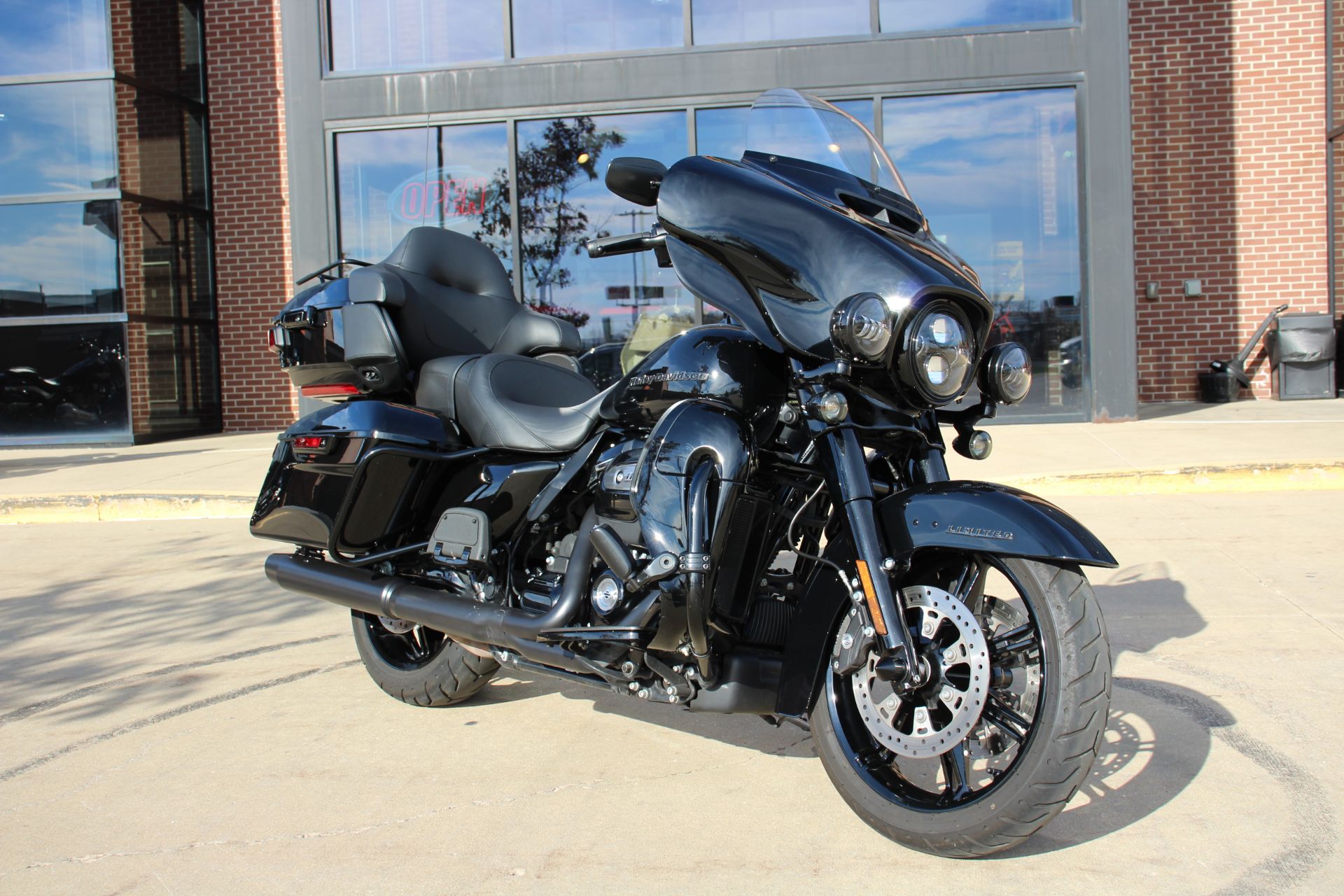 2021 Harley-Davidson Ultra Limited in Flint, Michigan - Photo 2