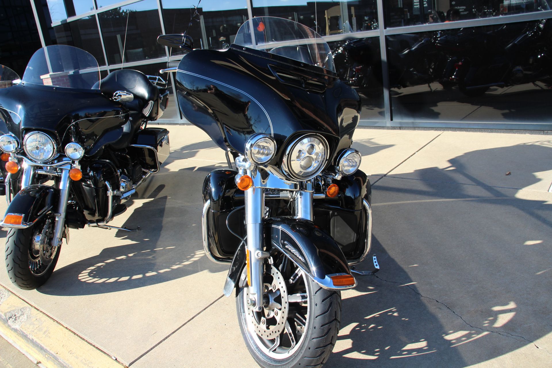 2015 Harley-Davidson Electra Glide® Ultra Classic® Low in Flint, Michigan - Photo 2