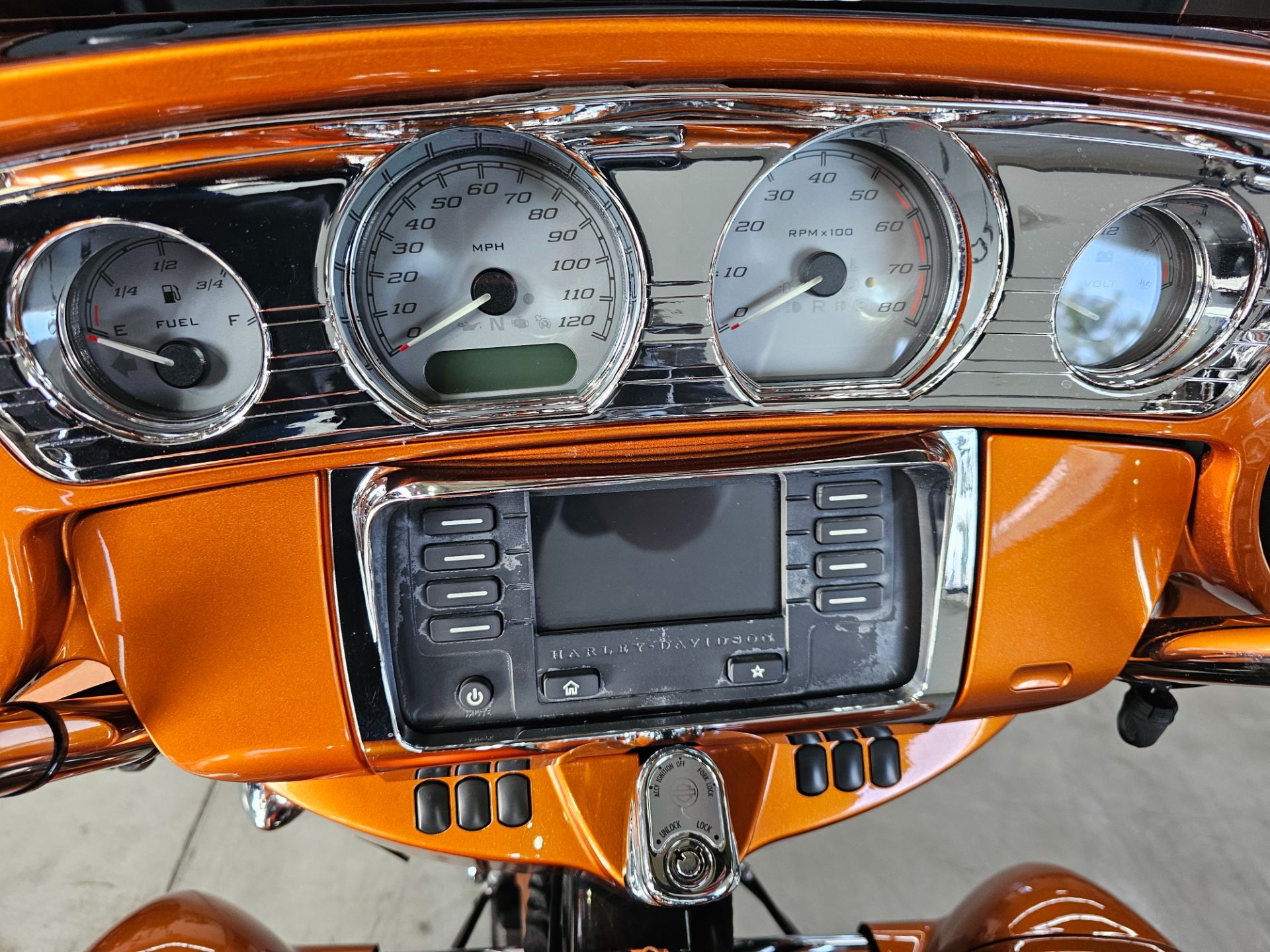 2014 Harley-Davidson Street Glide® in Flint, Michigan - Photo 6