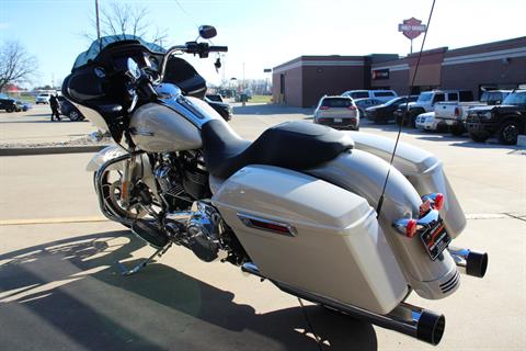 2022 Harley-Davidson Road Glide® in Flint, Michigan - Photo 4