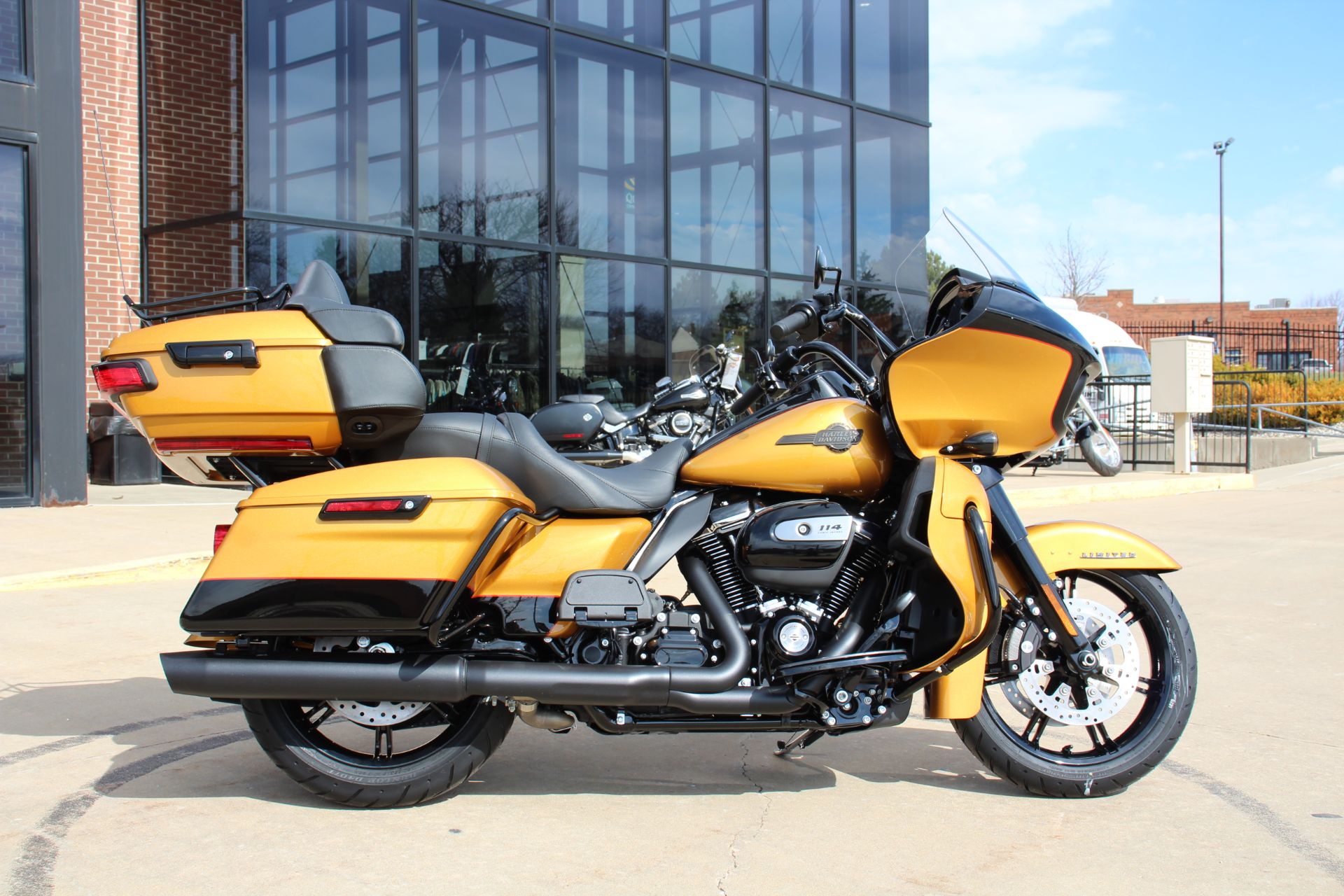 2023 Harley-Davidson Road Glide® Limited in Flint, Michigan - Photo 2