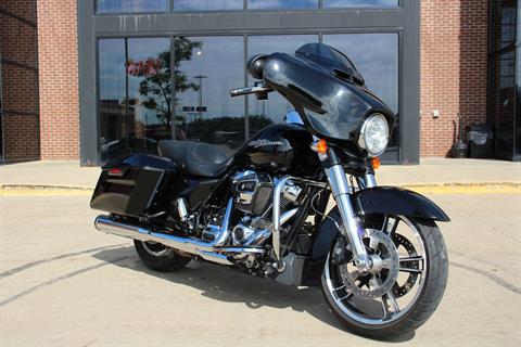 2017 Harley-Davidson Street Glide® Special in Flint, Michigan - Photo 2