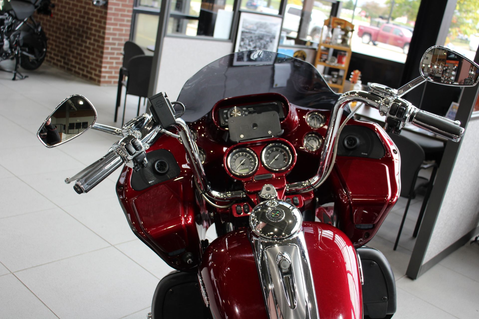 2011 Harley-Davidson CVO™ Road Glide® Ultra in Flint, Michigan - Photo 8