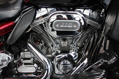 2011 Harley-Davidson CVO™ Road Glide® Ultra in Flint, Michigan - Photo 12