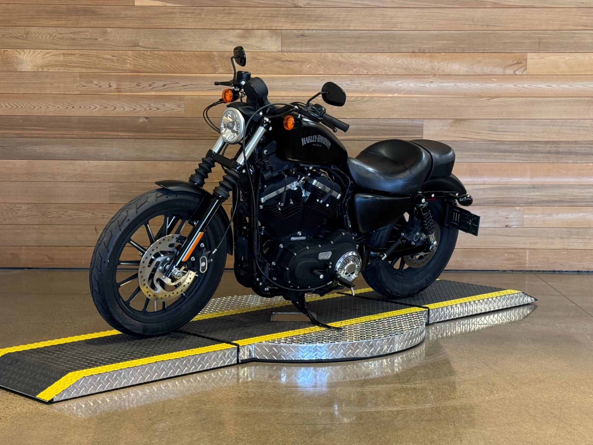 2015 Harley-Davidson Iron 883™ in Salem, Oregon - Photo 4