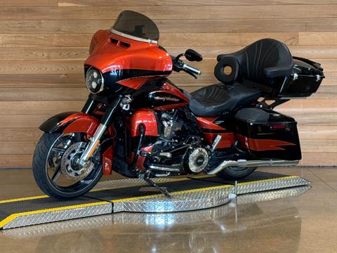 2017 Harley-Davidson CVO™ Street Glide® in Salem, Oregon - Photo 4