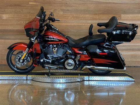 2017 Harley-Davidson CVO™ Street Glide® in Salem, Oregon - Photo 5