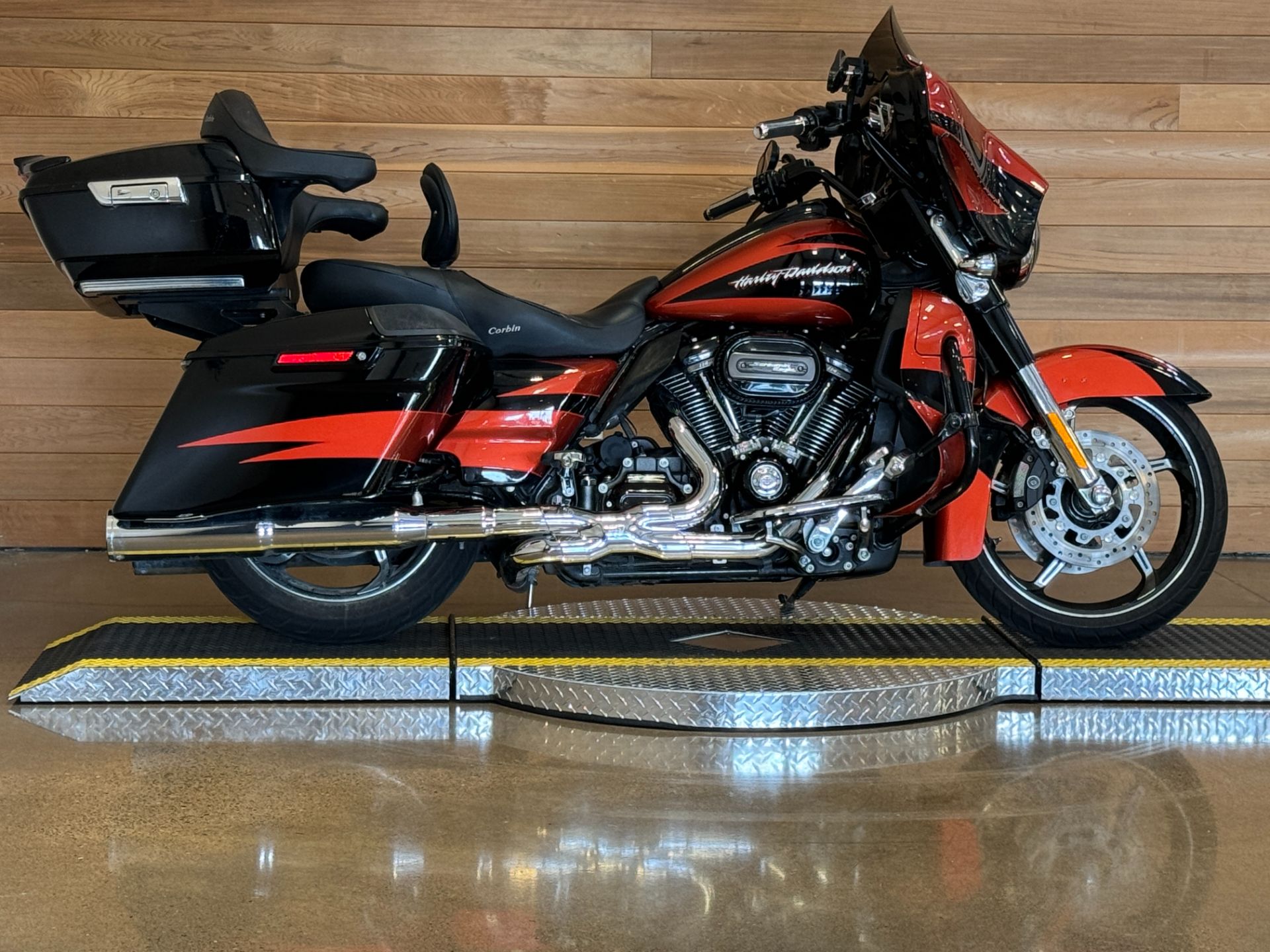 2017 Harley-Davidson CVO™ Street Glide® in Salem, Oregon - Photo 1