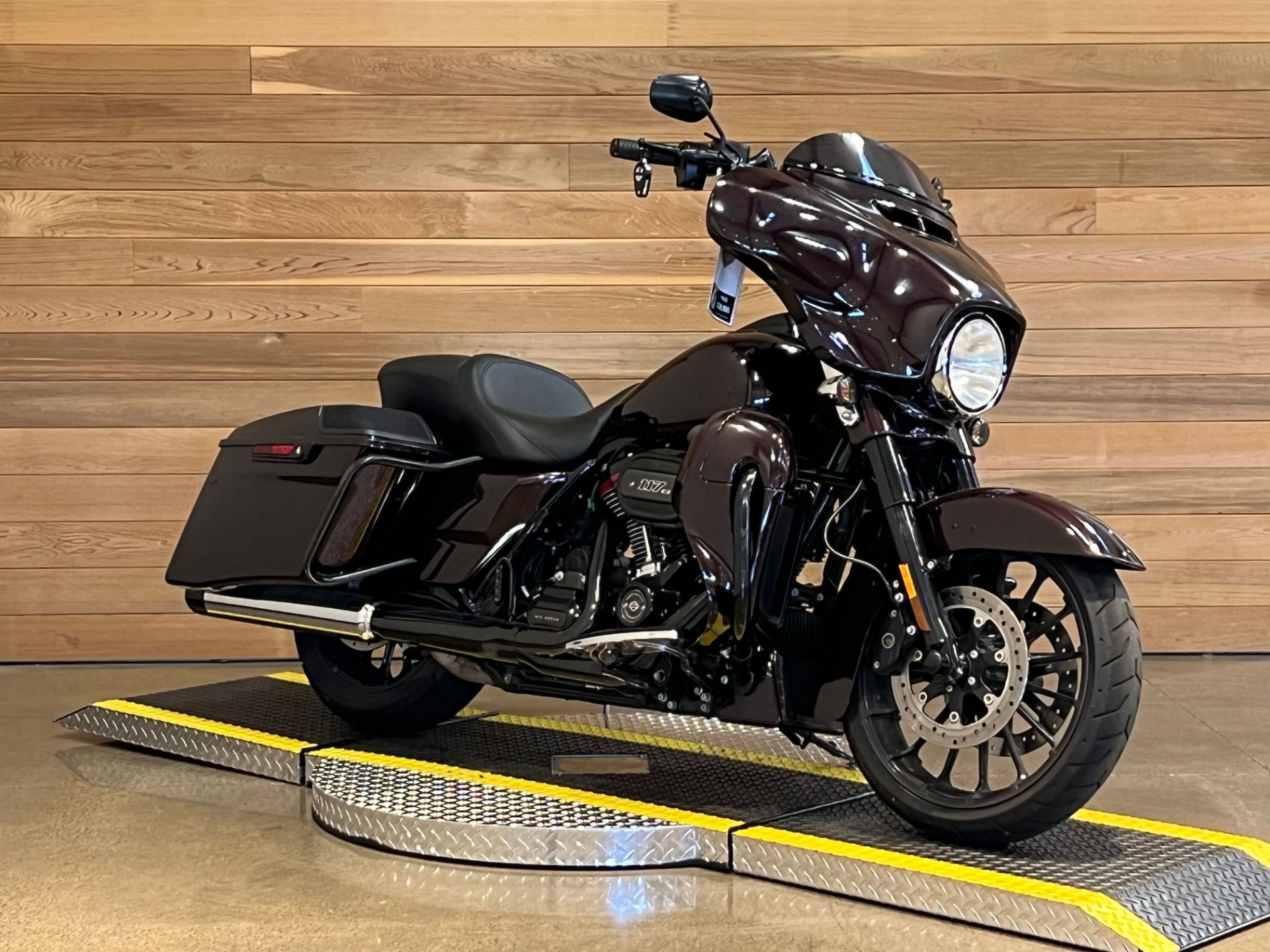 2019 Harley-Davidson CVO™ Street Glide® in Salem, Oregon - Photo 2