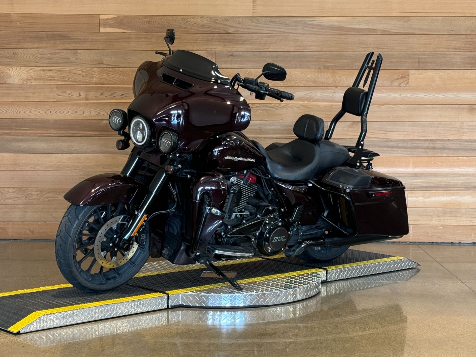 2019 Harley-Davidson CVO™ Street Glide® in Salem, Oregon - Photo 4