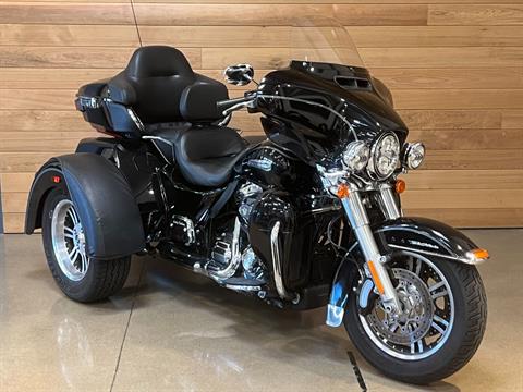 2017 Harley-Davidson Tri Glide® Ultra in Salem, Oregon - Photo 2
