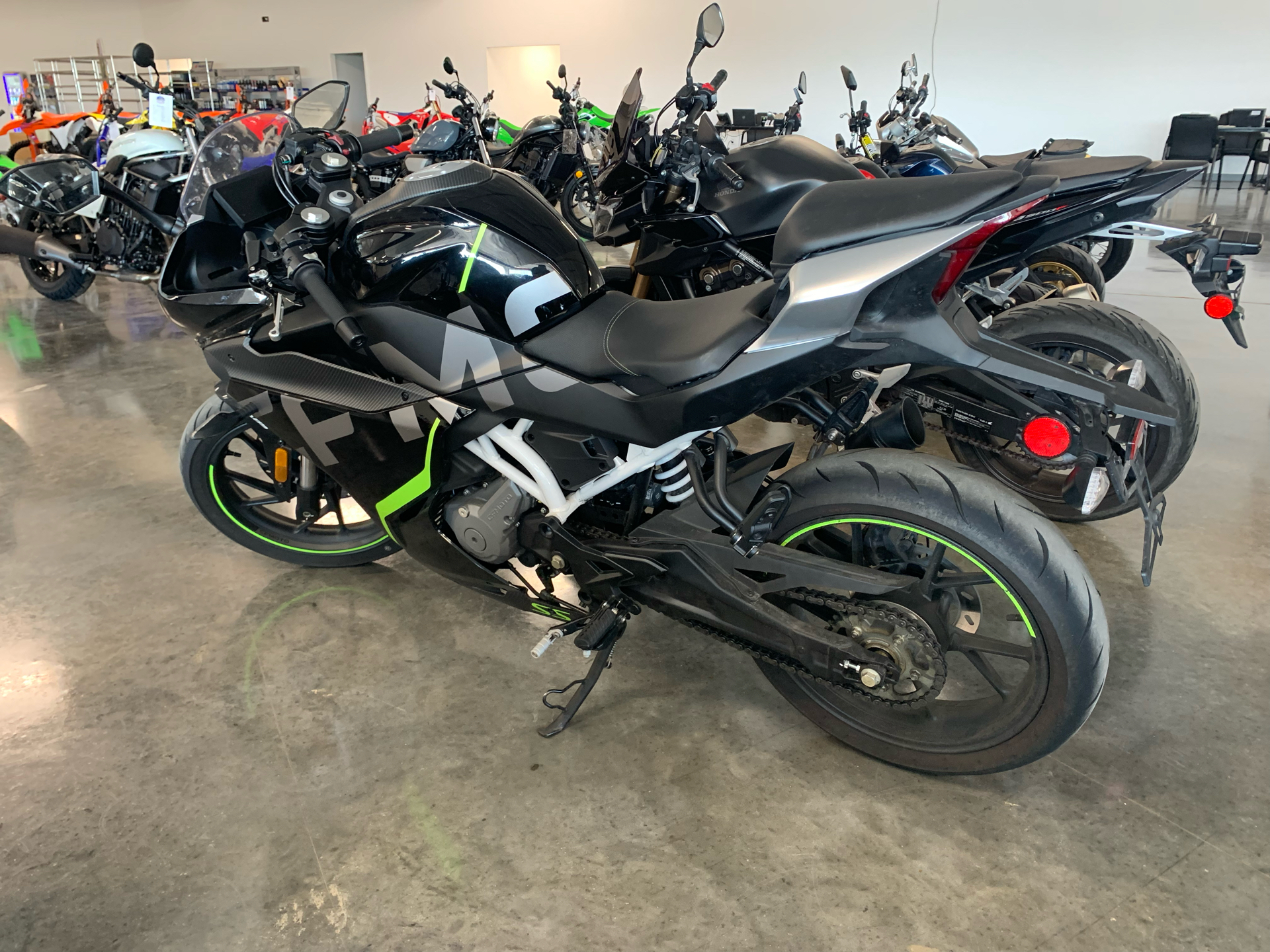 2022 CFMOTO 300SS in Gulfport, Mississippi - Photo 3