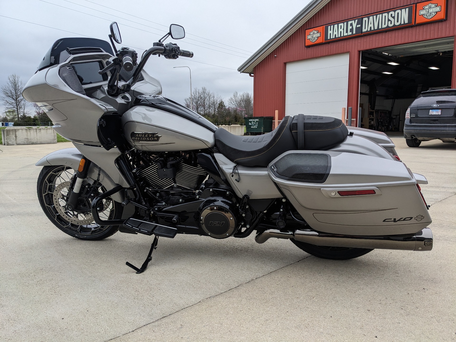 2023 Harley-Davidson CVO™ Road Glide® in Effingham, Illinois - Photo 5