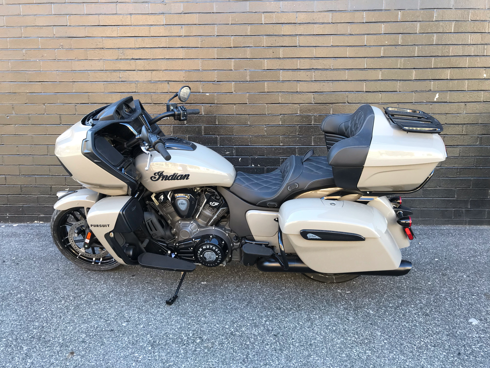 2023 Indian Motorcycle Pursuit® Dark Horse® Icon with Premium Package in San Jose, California - Photo 4