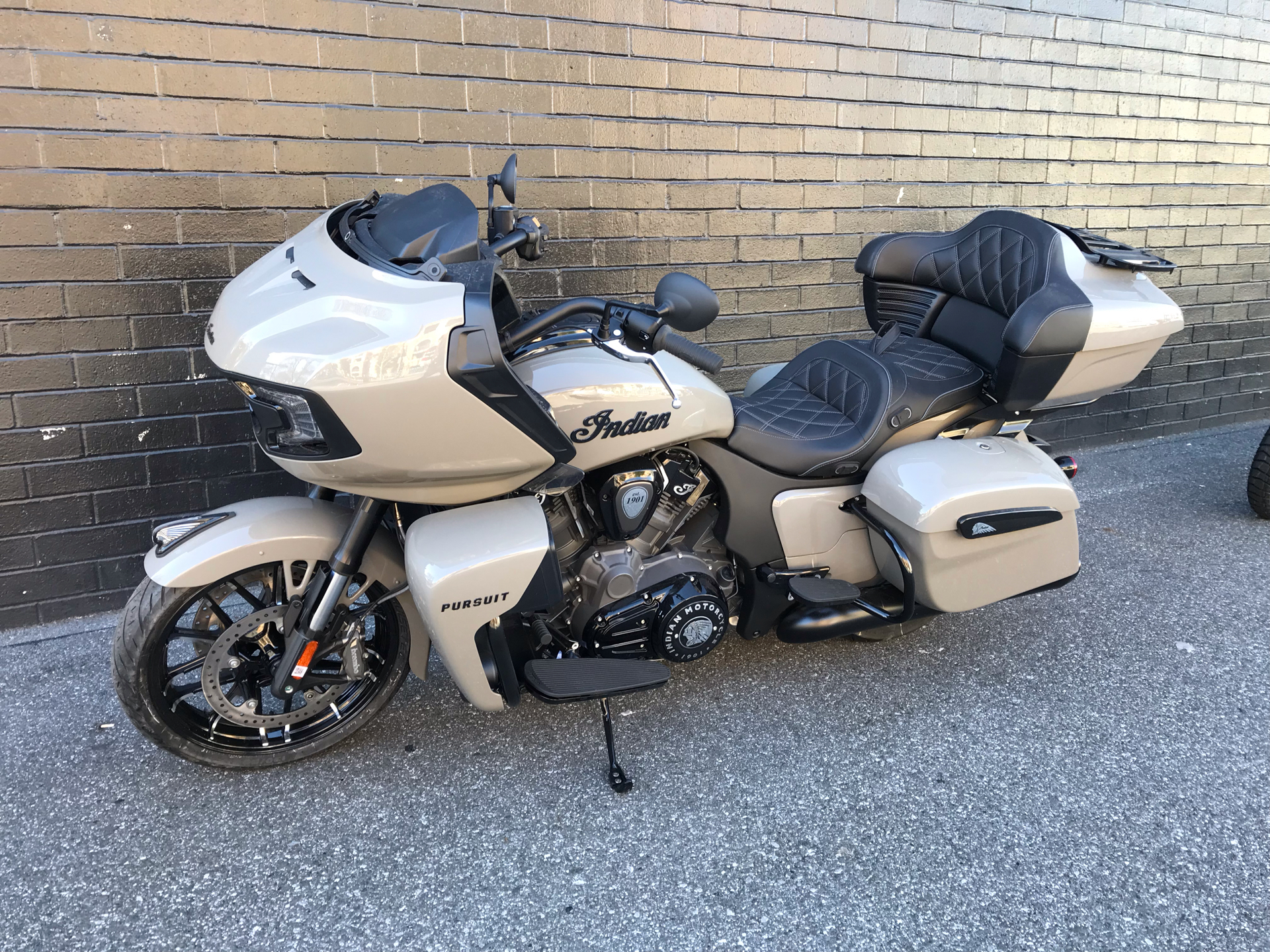 2023 Indian Motorcycle Pursuit® Dark Horse® Icon with Premium Package in San Jose, California - Photo 5