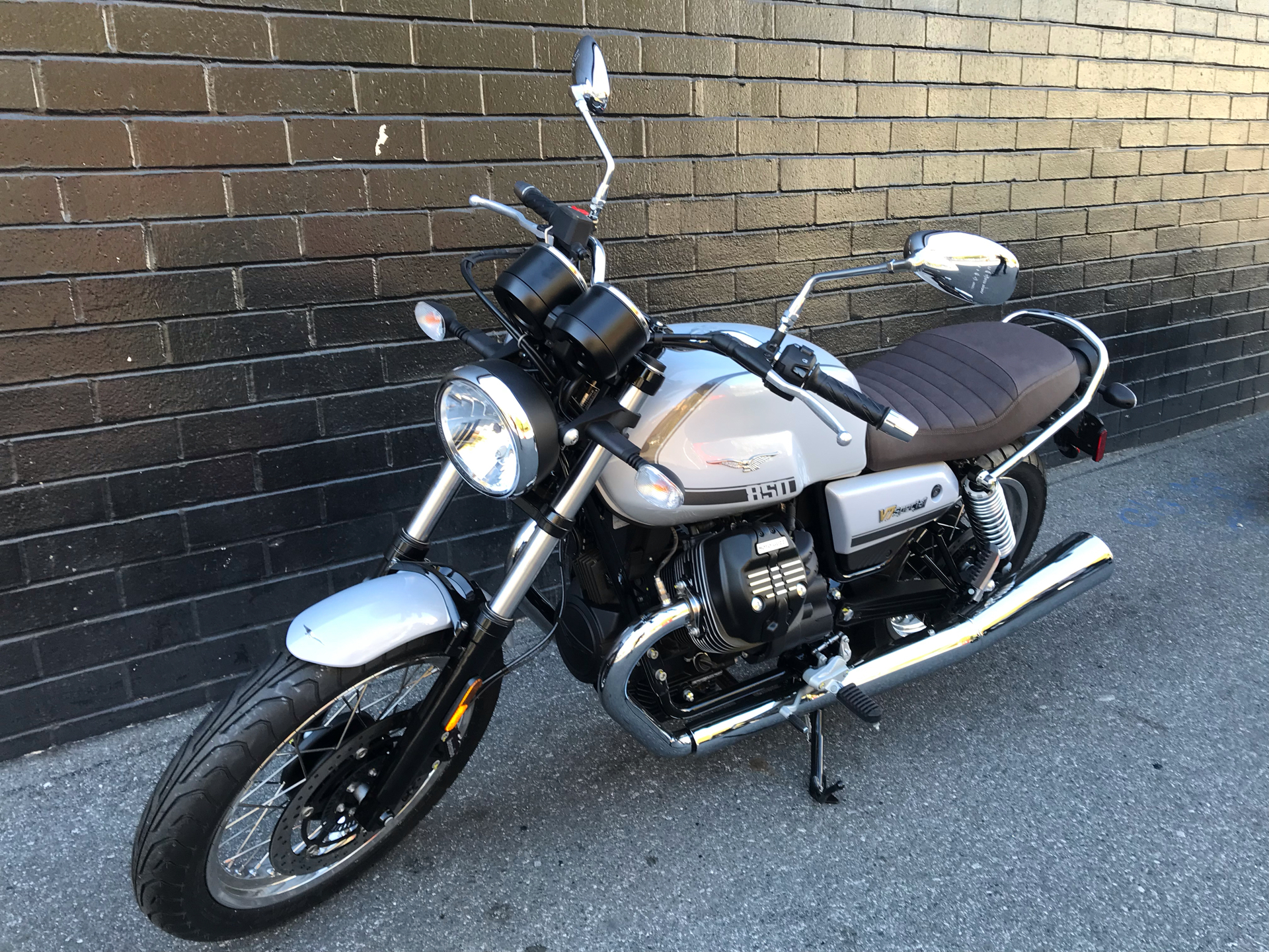 2022 Moto Guzzi V7 Special in San Jose, California - Photo 5