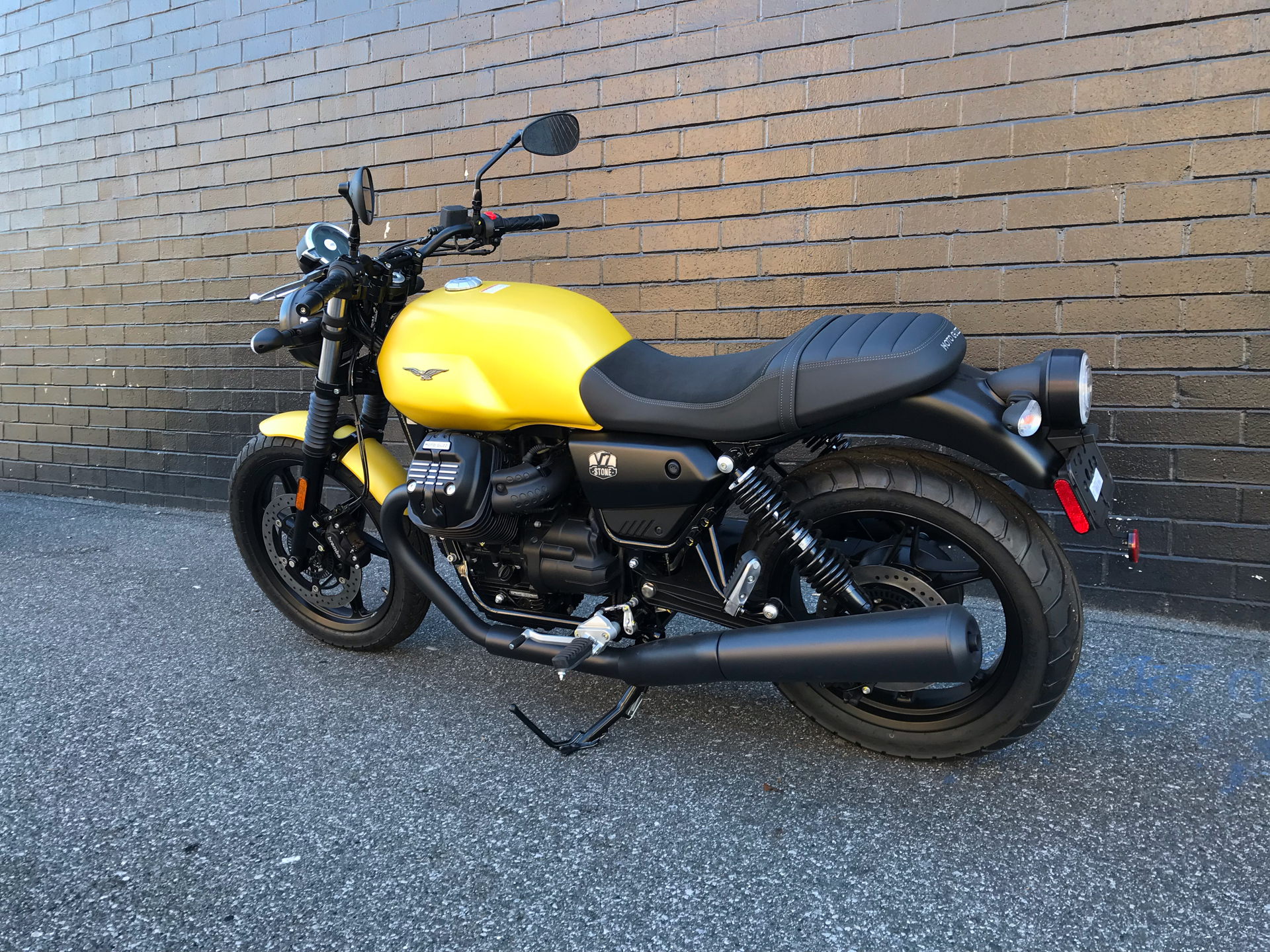2022 Moto Guzzi V7 Stone in San Jose, California - Photo 6