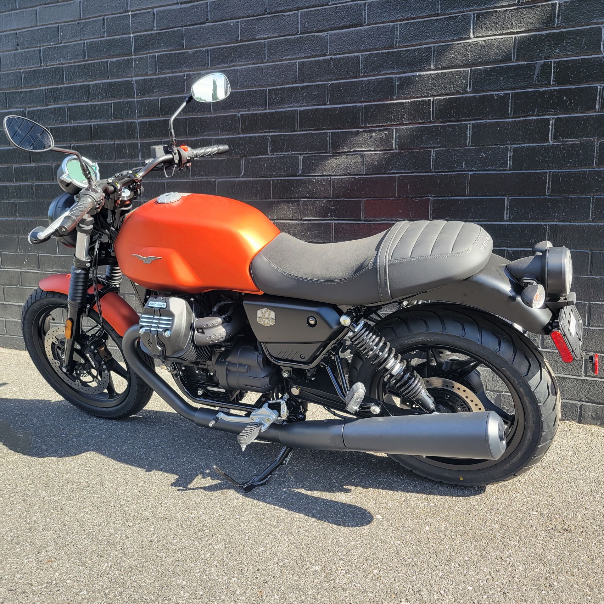 2022 Moto Guzzi V7 Stone E5 in San Jose, California - Photo 5