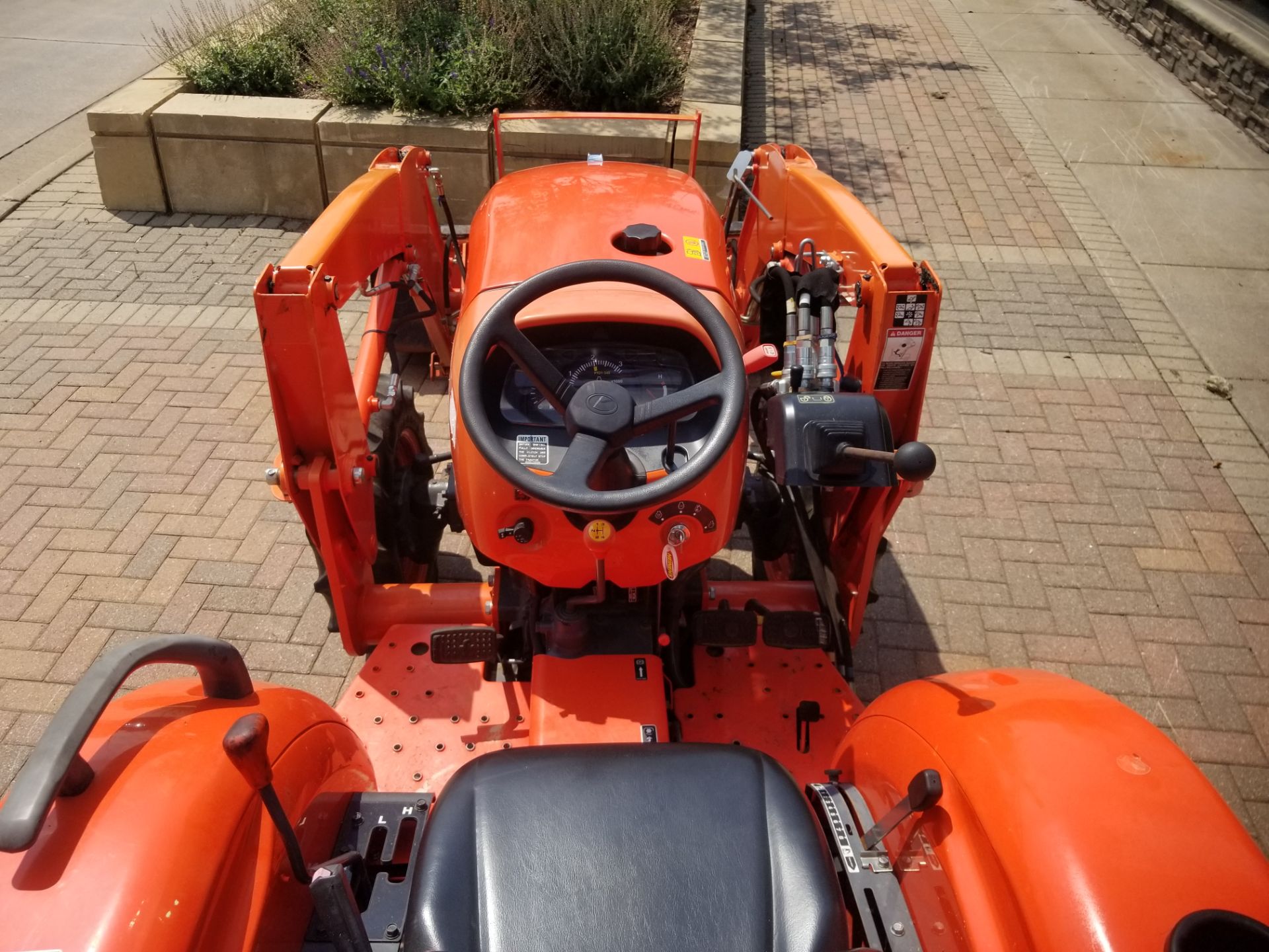 2015 Kubota L2501 in Osseo, Minnesota - Photo 9