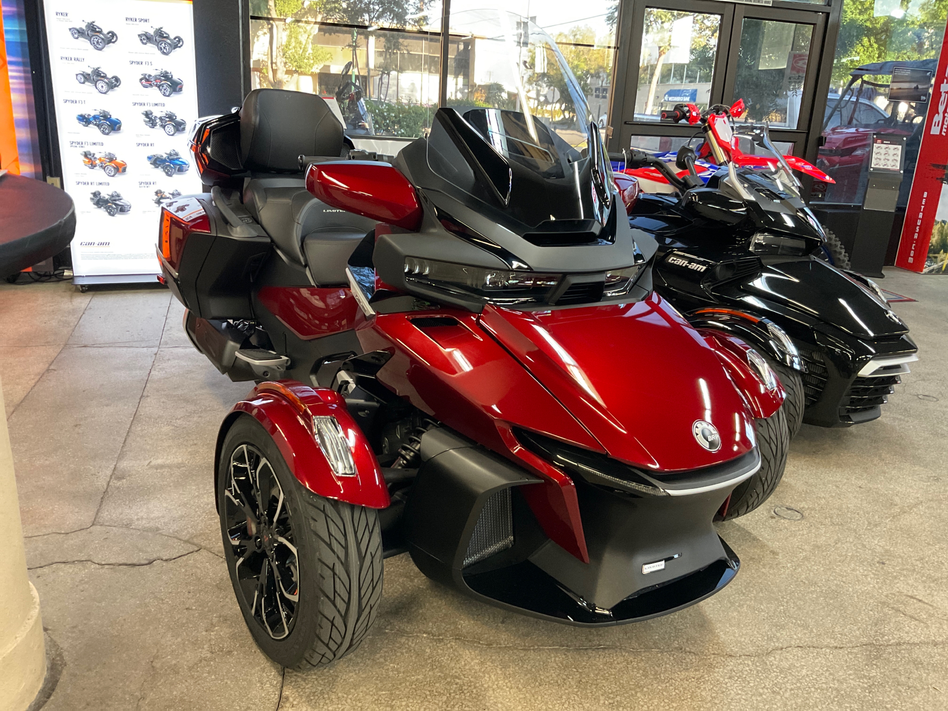2023 Can-Am Spyder RT Limited in Bakersfield, California - Photo 2