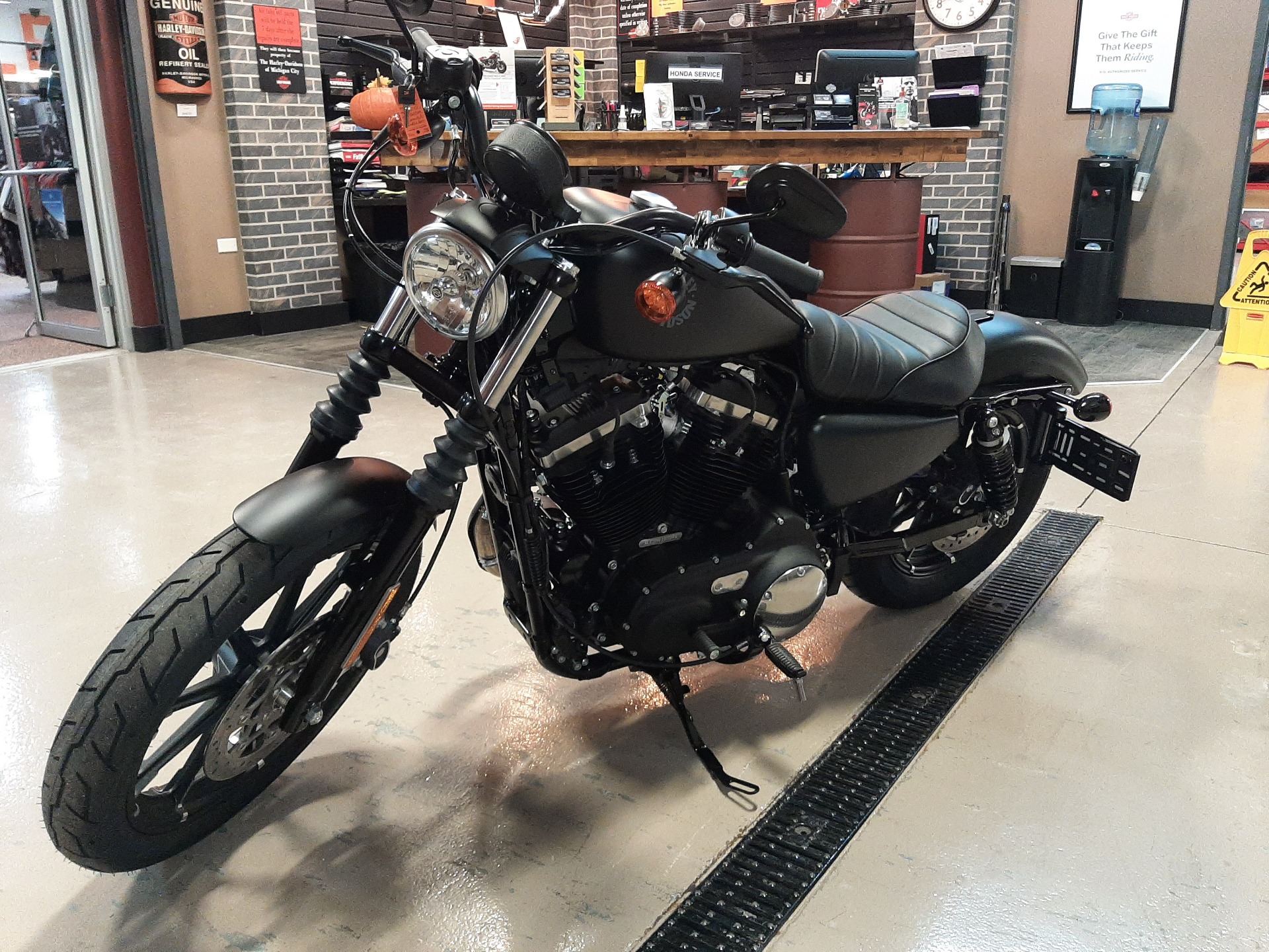 2021 Harley-Davidson Iron 883 in Michigan City, Indiana - Photo 3