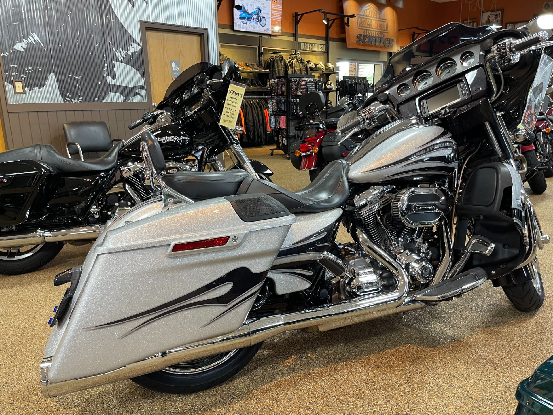2015 Harley-Davidson CVO™ Street Glide® in Valparaiso, Indiana - Photo 2