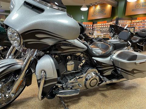 2015 Harley-Davidson CVO™ Street Glide® in Valparaiso, Indiana - Photo 3