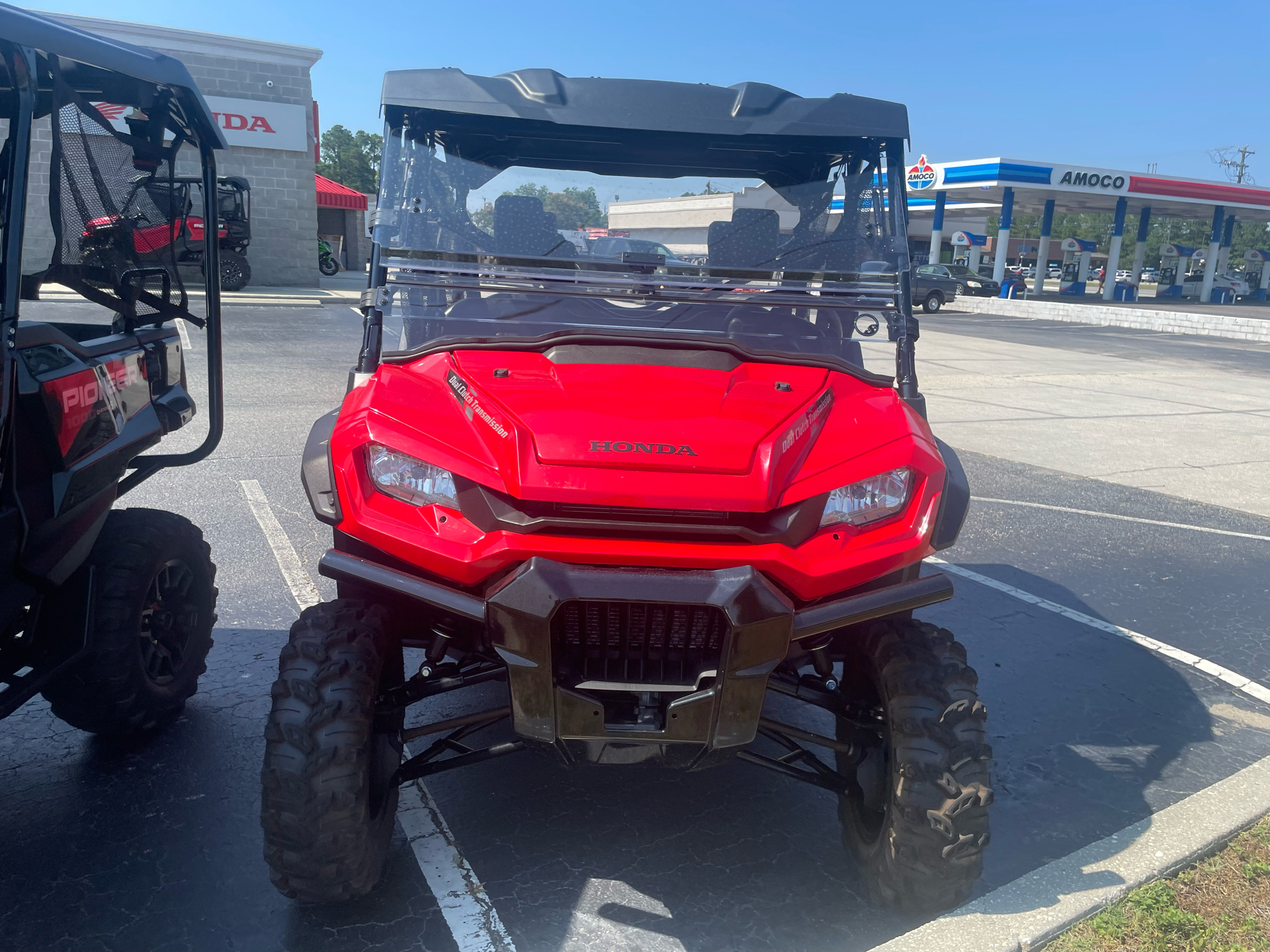 2023 Honda Pioneer 1000-6 Deluxe Crew in Florence, South Carolina - Photo 2