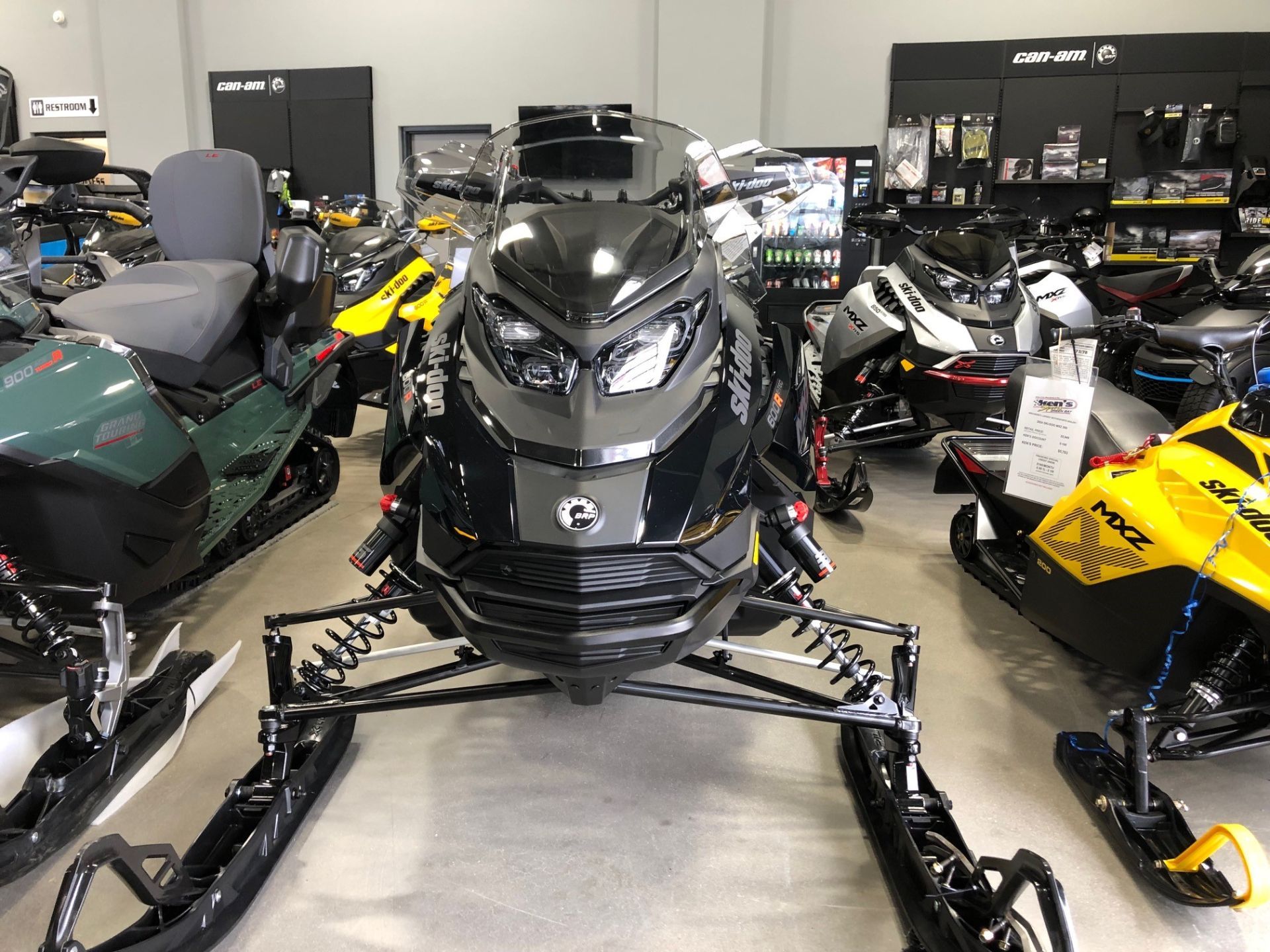 2024 Ski-Doo MXZ Adrenaline with Blizzard Package 137 600R E-TEC ES Ice Ripper XT 1.25 in Suamico, Wisconsin - Photo 2