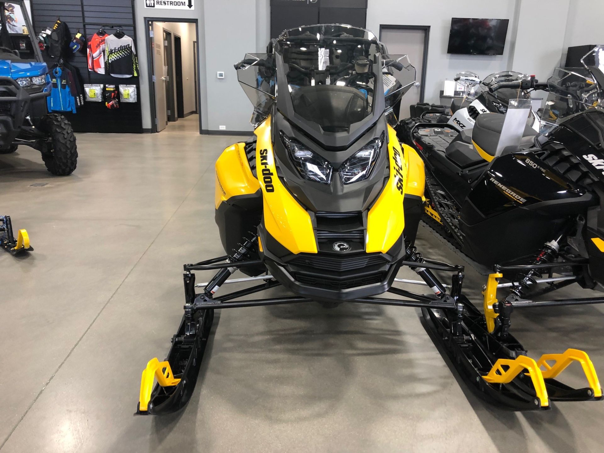 2024 Ski-Doo Renegade Adrenaline 900 ACE Turbo R ES Ripsaw 1.25 in Suamico, Wisconsin - Photo 2