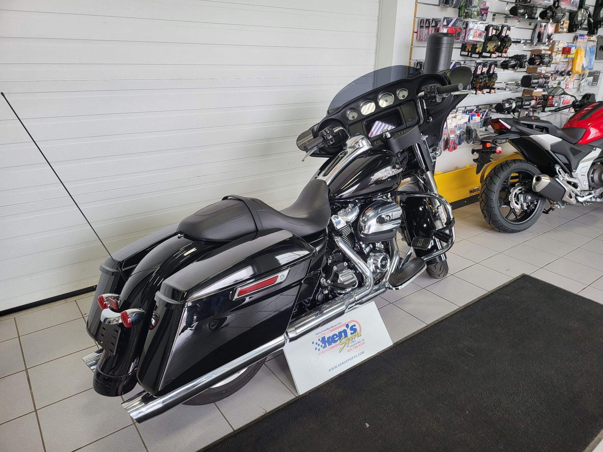 2020 Harley-Davidson Street Glide® in Kaukauna, Wisconsin - Photo 2