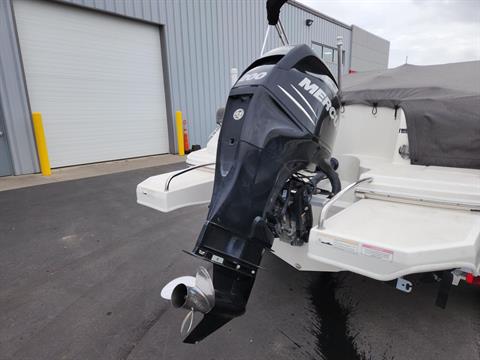 2013 Sea Ray 220 Sundeck Outboard in Kaukauna, Wisconsin - Photo 5